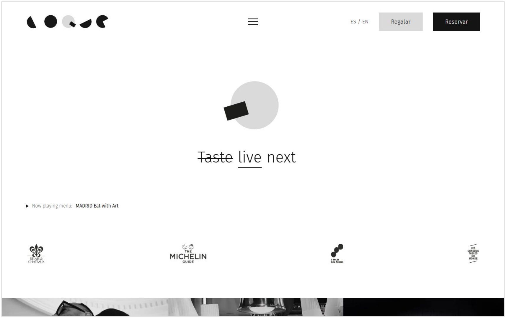 La home de Coque en escritorio: el logotipo arriba a la izquierda, los botones Regalar y Reservar a la derecha, y en el centro la Q grande sobre el lema «Taste live next», con la primera palabra tachada. Debajo, los sellos de Relais & Châteaux, la Guía Michelin, Repsol y Les Grandes Tables du Monde.