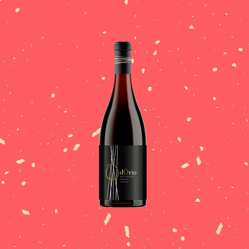 dÓrio Garnacha Cepas Viejas: etiqueta negra con la Ó en oro, sobre fondo coral salpicado.