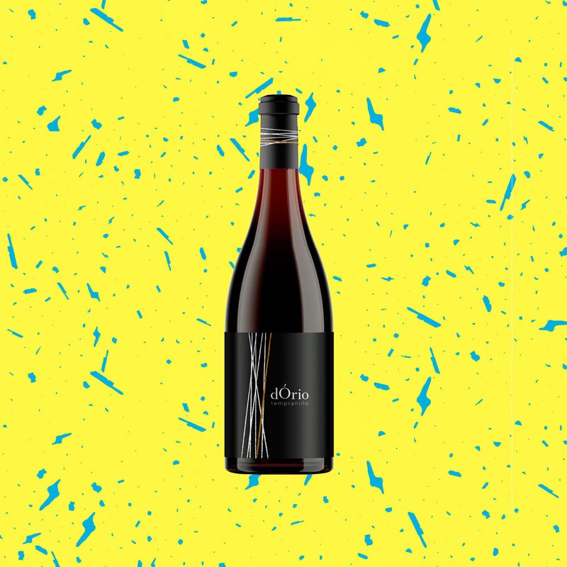 dÓrio Tempranillo: botella de etiqueta negra con un dibujo de cepas a línea fina, sobre fondo amarillo salpicado.