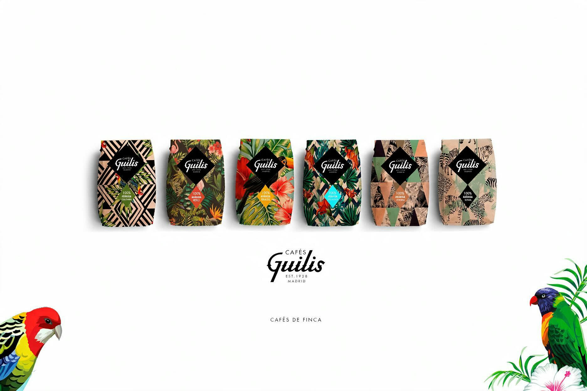 Las seis bolsas de café de finca de Guilis en fila, cada una con un estampado tropical distinto y el logotipo en un rombo negro: Colombia, Perú, Brasil, Ecuador, Etiopía y Kenia. Debajo, la marca Cáfes Guilis y el rótulo «cafés de finca», con loros ilustrados en las dos esquinas.