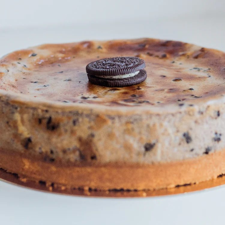 Tarta de queso de Oreo de La Lucastería, con la galleta entera colocada en el centro.