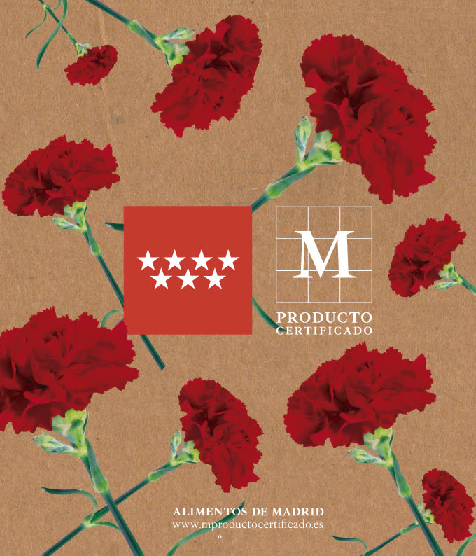 Pieza de Alimentos de Madrid: claveles rojos sobre papel kraft con el logotipo de la Comunidad de Madrid y el sello M Producto Certificado.