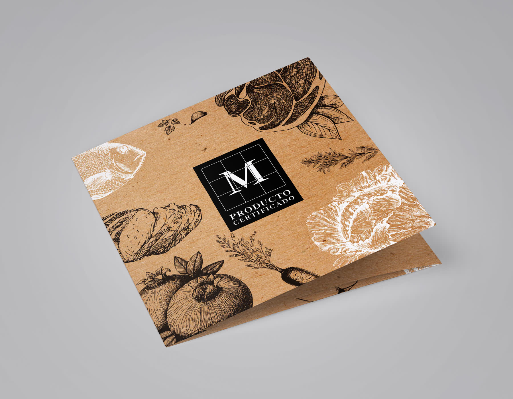 El folleto cerrado sobre papel kraft, con ilustraciones de pescado, pan, tomate y col a línea, y el sello M Producto Certificado centrado en negro.