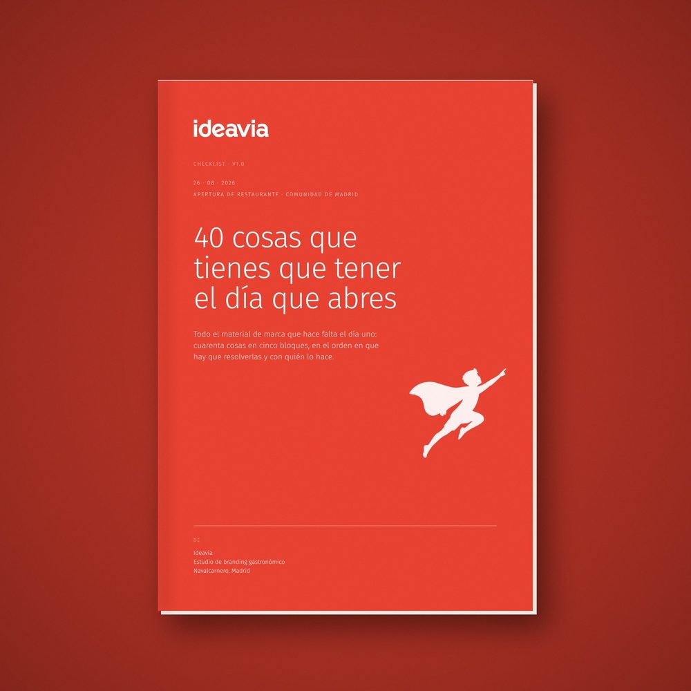 La checklist «40 cosas que tienes que tener el día que abres» impresa, con su portada roja