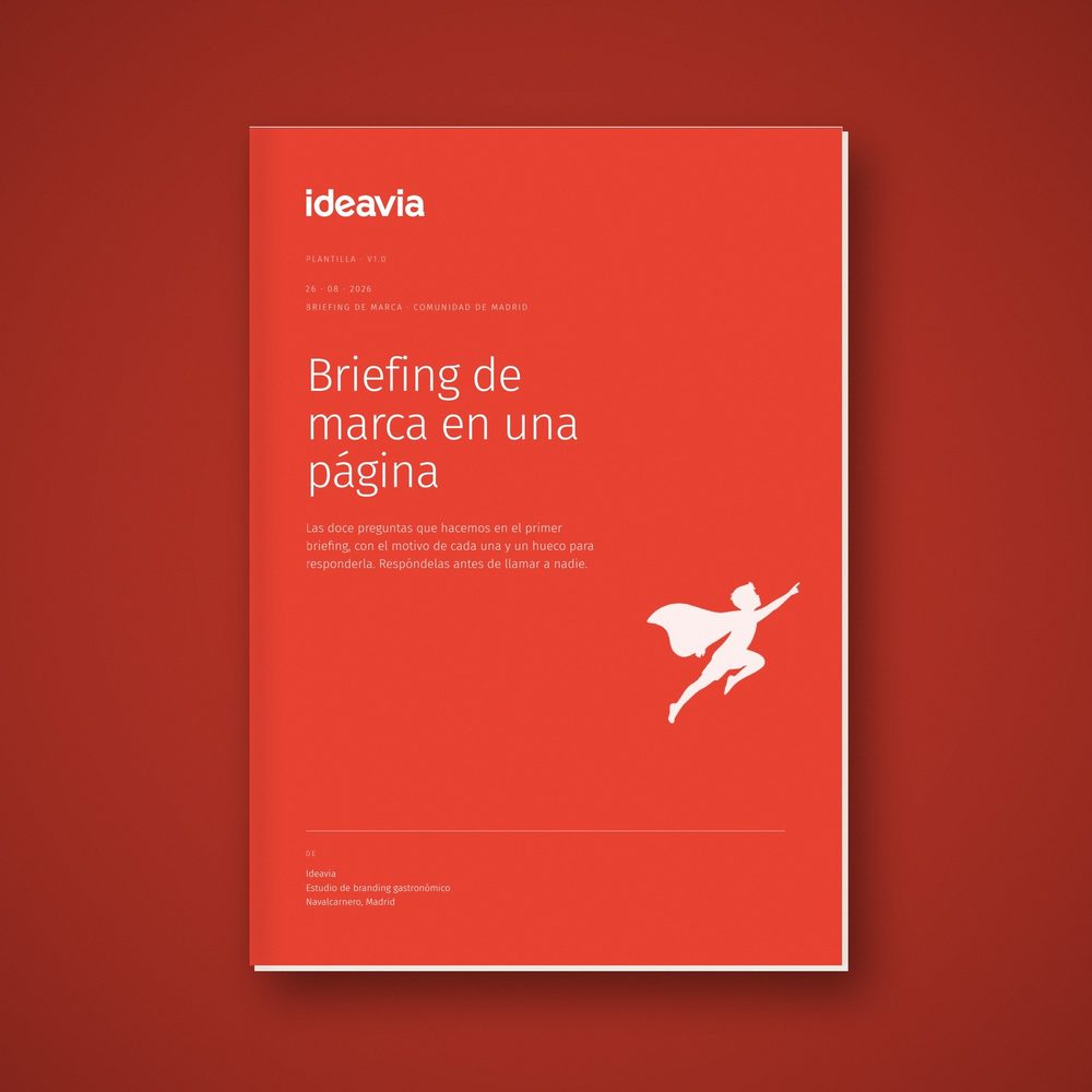 La plantilla «Briefing de marca en una página» impresa, con su portada roja