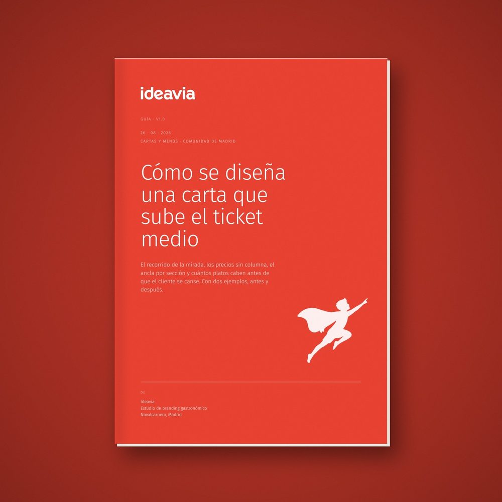 La guía «Cómo se diseña una carta que sube el ticket medio» impresa, con su portada roja