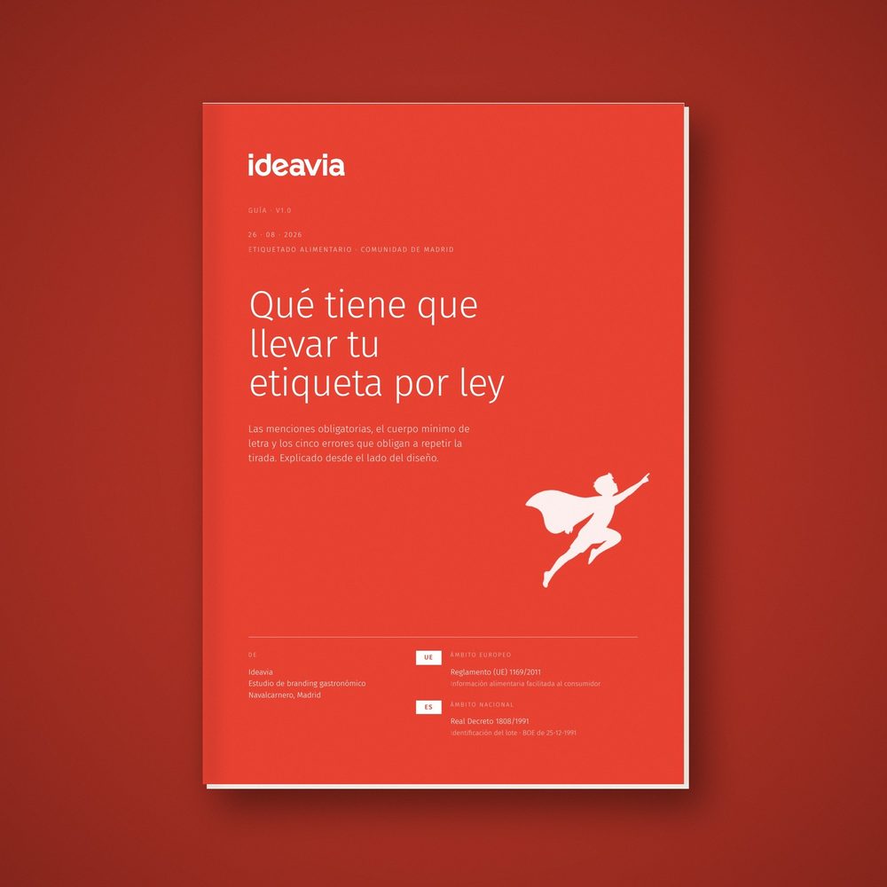 La guía «Qué tiene que llevar tu etiqueta por ley» impresa, con su portada roja