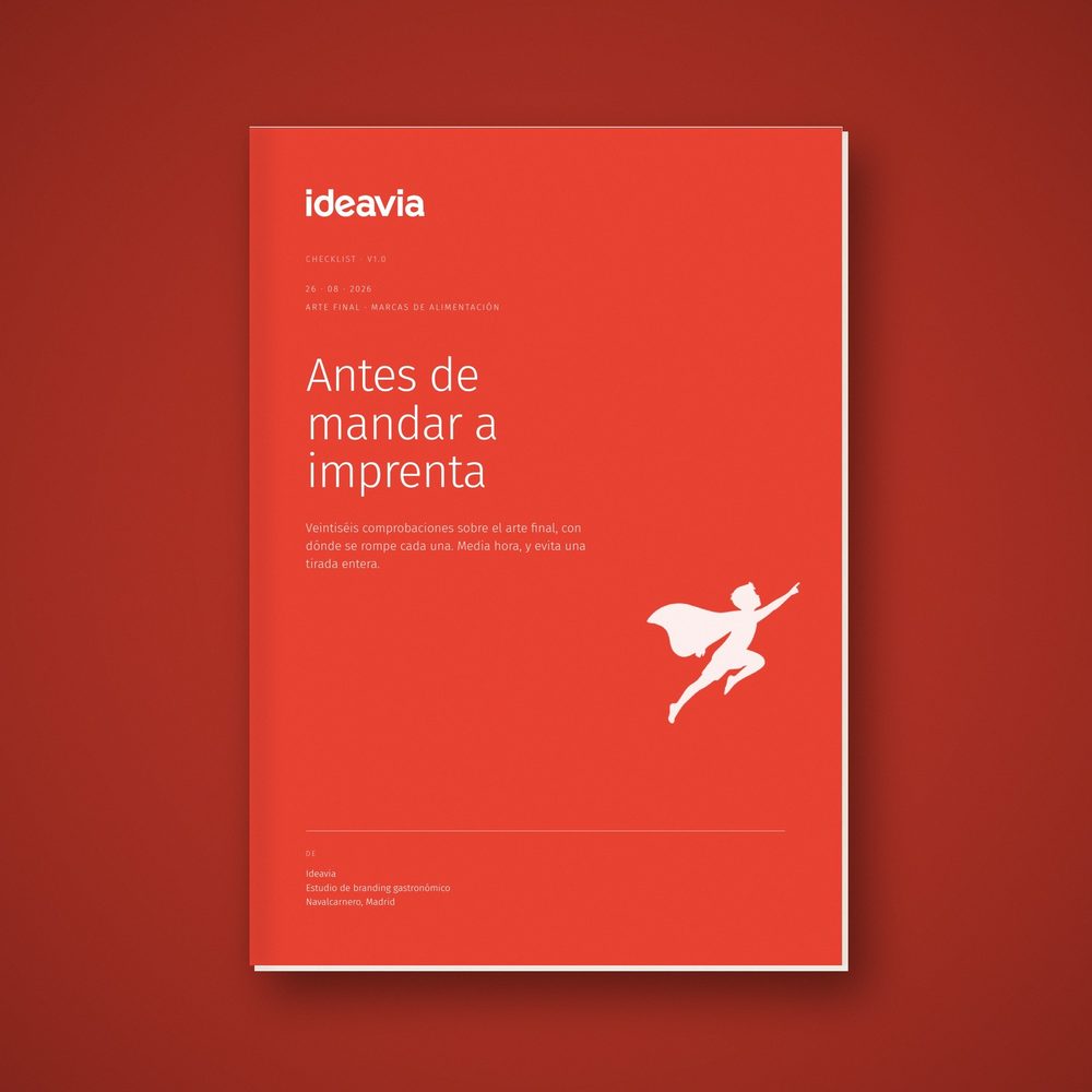 La checklist «Antes de mandar a imprenta» impresa, con su portada roja
