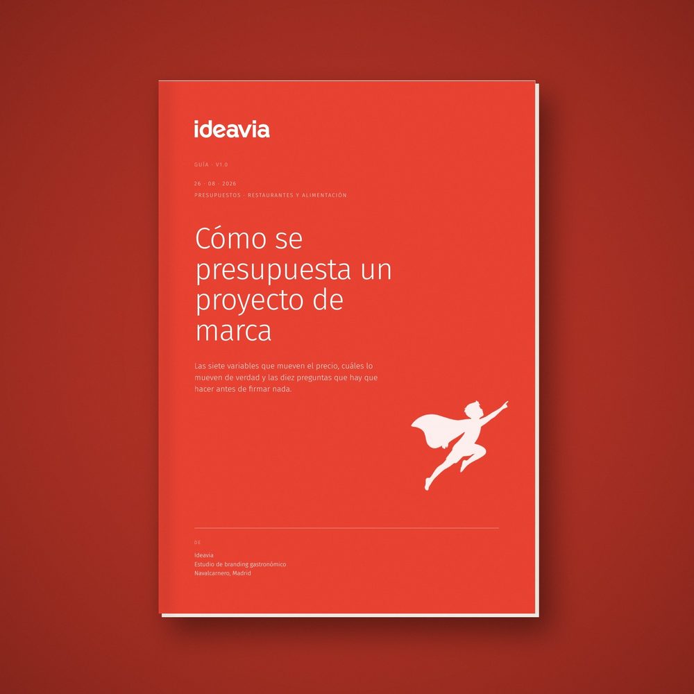 La guía «Cómo se presupuesta un proyecto de marca» impresa, con su portada roja