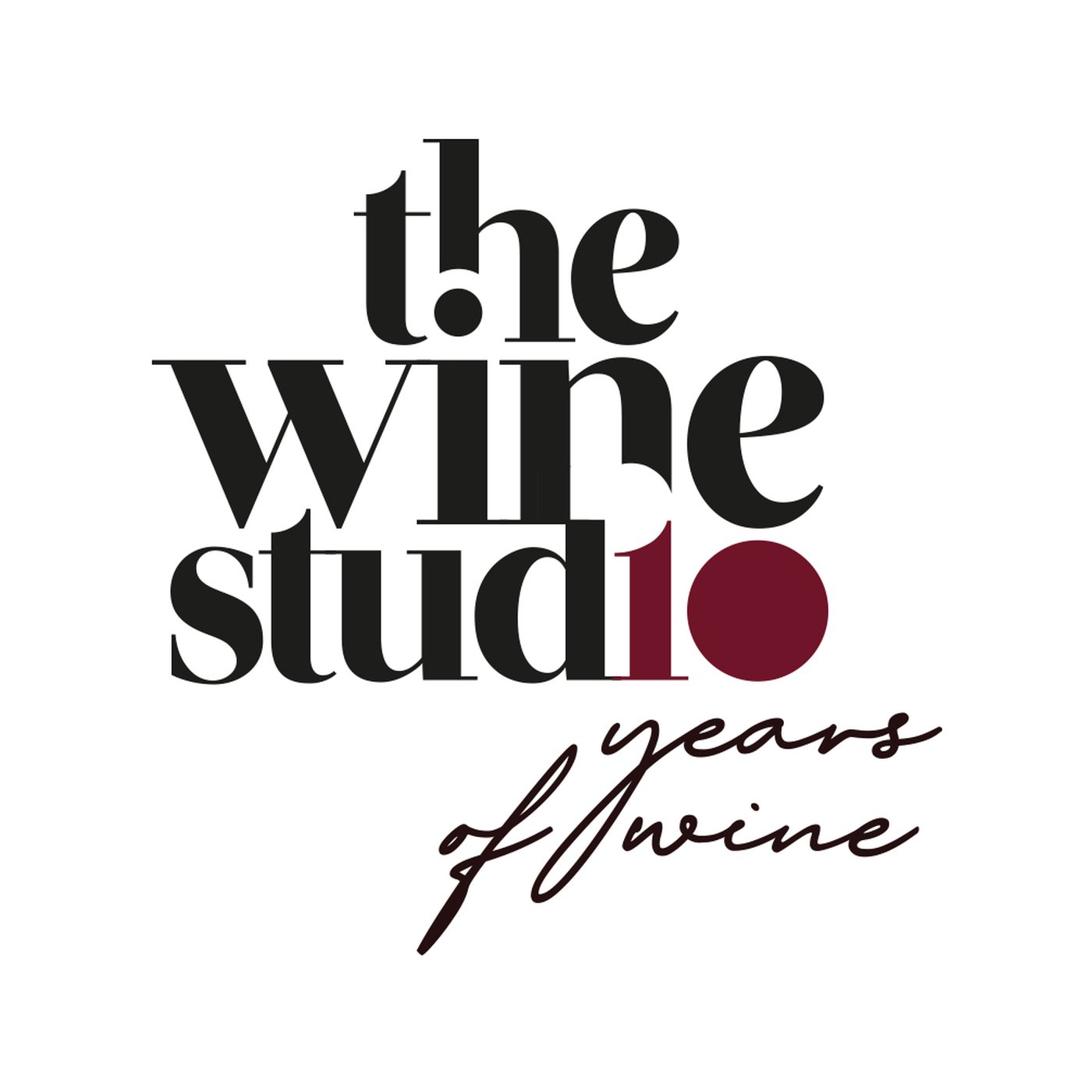 Logotipo del décimo aniversario de The Wine Studio: el nombre en tres líneas y minúsculas en tipografía de alto contraste, con el círculo granate de la o de studio convertido en el cero de un 10, y la firma manuscrita «years of wine».