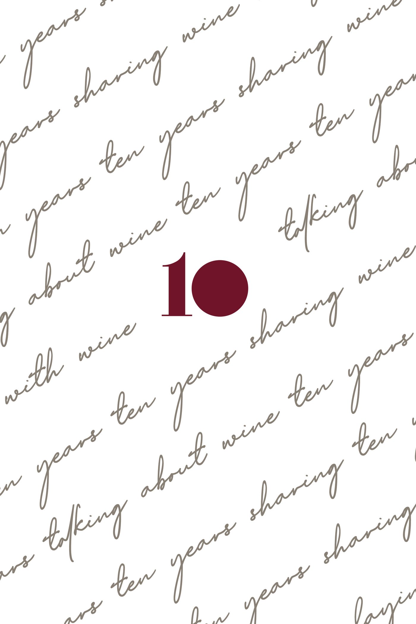 Papel del décimo aniversario de The Wine Studio: frases manuscritas repetidas en diagonal sobre fondo crudo, con el 10 granate en el centro.