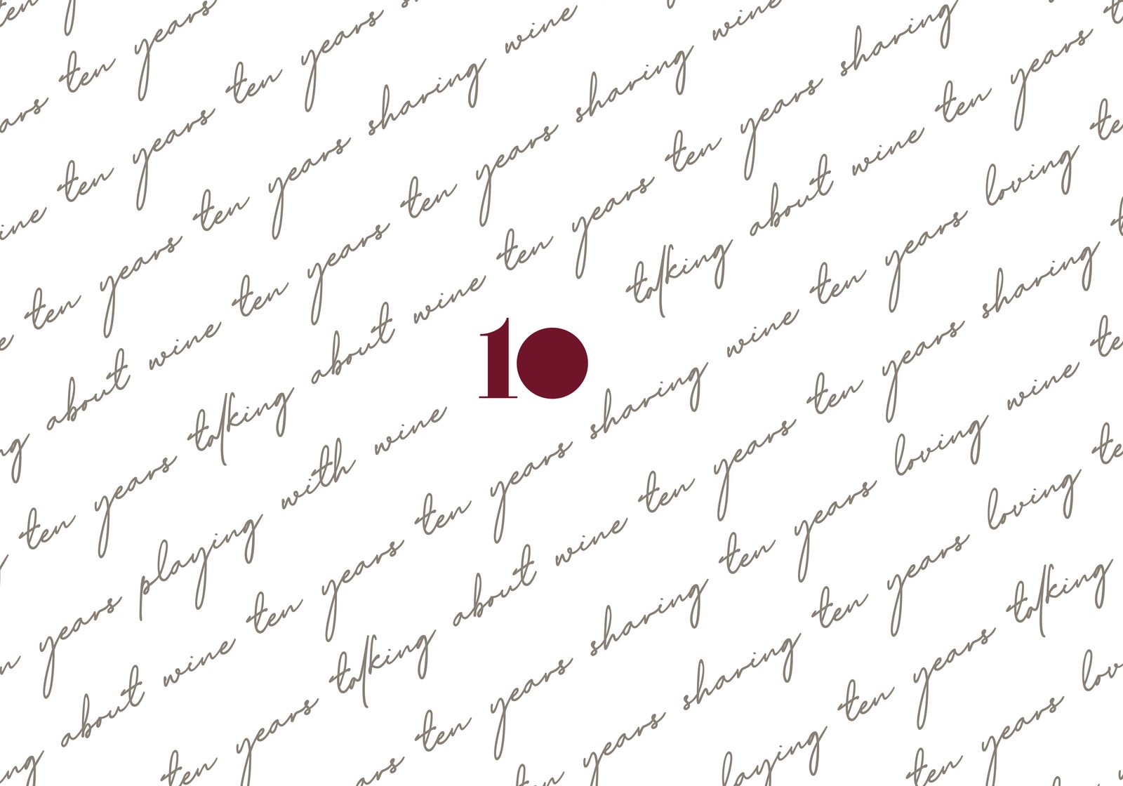 Estampado del papel de regalo de The Wine Studio: frases manuscritas repetidas en diagonal sobre fondo crudo, con el 10 granate del aniversario suelto entre ellas.