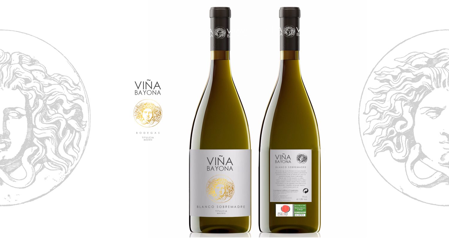 Lámina de presentación de Viña Bayona: en el centro, el sello de la bodega con la pátera carpetana en oro; a su lado, las dos caras de la botella del Blanco Sobremadre, con la etiqueta frontal y la contraetiqueta; y a los lados, la pátera dibujada a línea sobre fondo blanco.