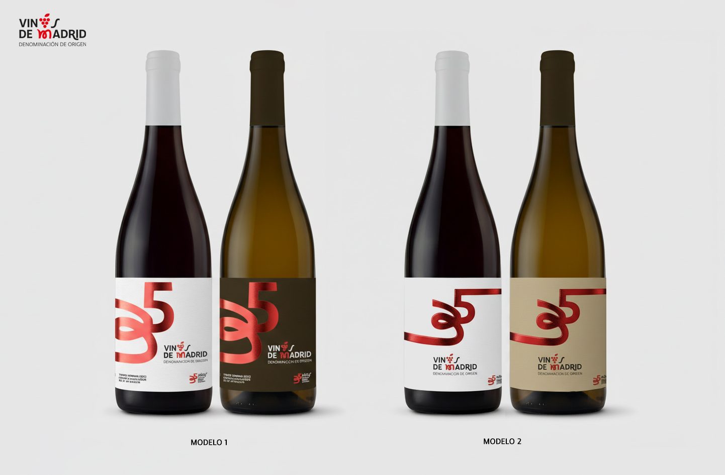 Cuatro botellas con las etiquetas del aniversario, en dos modelos: el 35 en rojo sobre etiqueta blanca y sobre etiqueta crema, con el logotipo de Vinos de Madrid debajo.