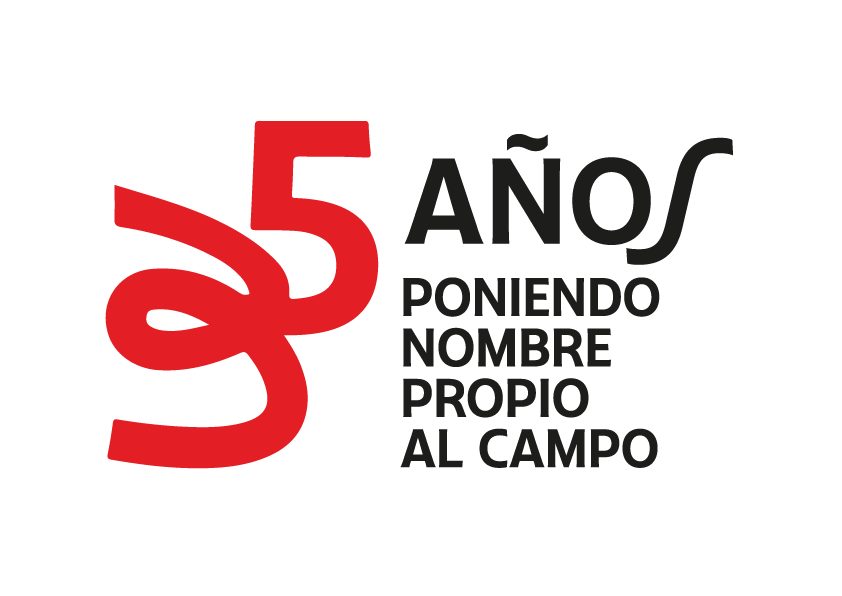El logotipo del aniversario: un 35 rojo dibujado de un trazo y, al lado, «AÑOS PONIENDO NOMBRE PROPIO AL CAMPO» en negro.