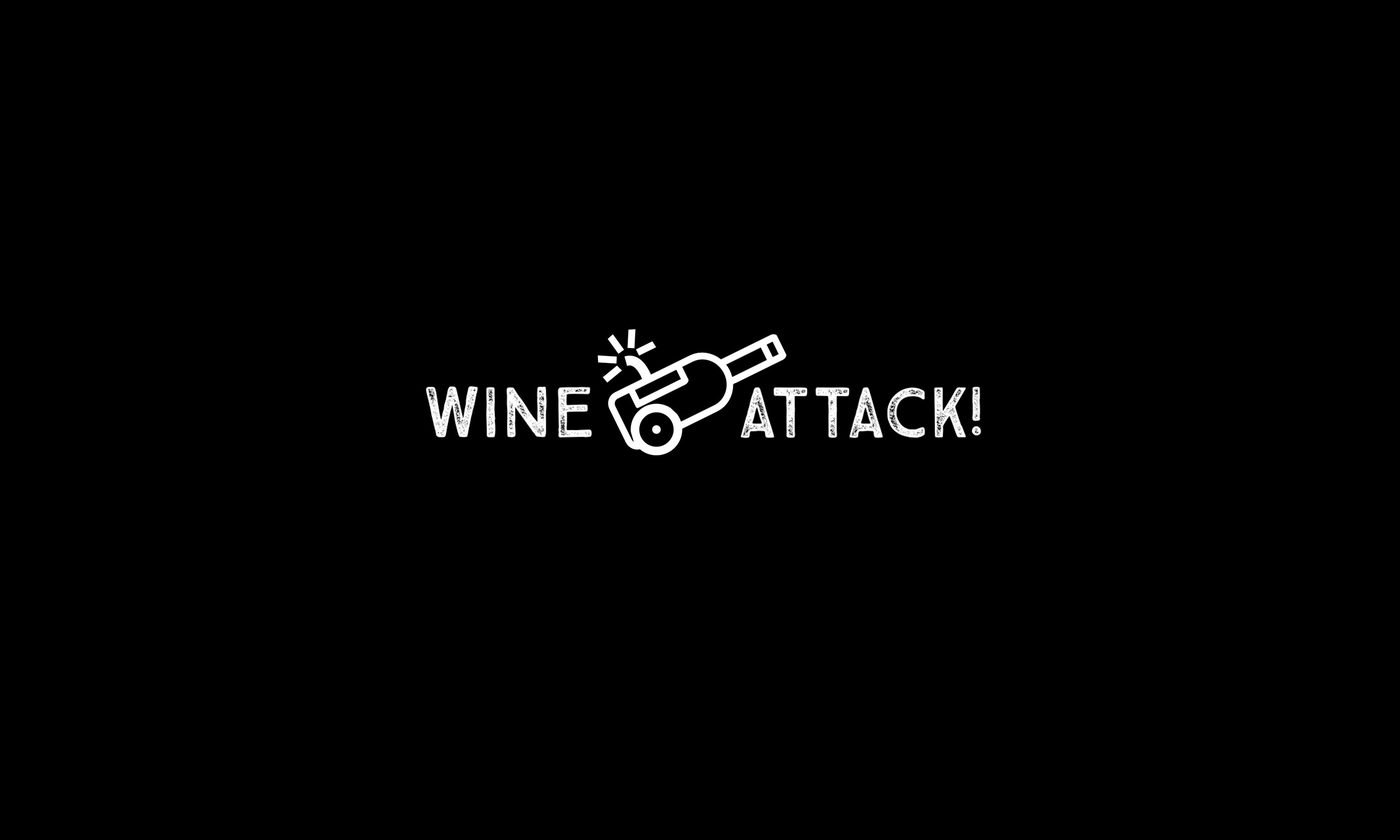 El mismo logotipo de Wine Attack en blanco sobre fondo negro, con idéntico trazo de línea.