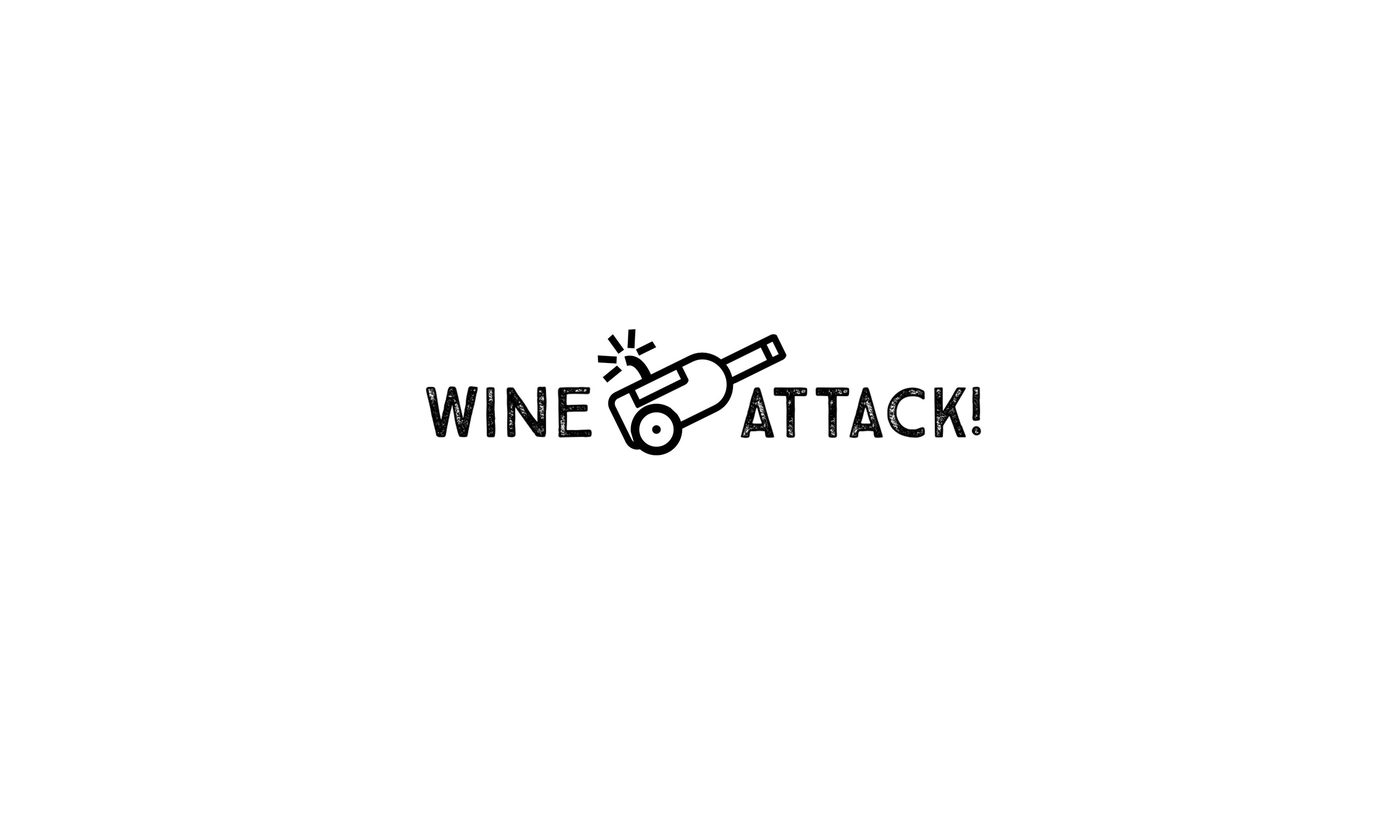 Logotipo de Wine Attack en negro sobre blanco: las palabras WINE y ATTACK! con una botella tumbada dibujada como un cañón entre ambas, la mecha encendida y el corcho disparado.