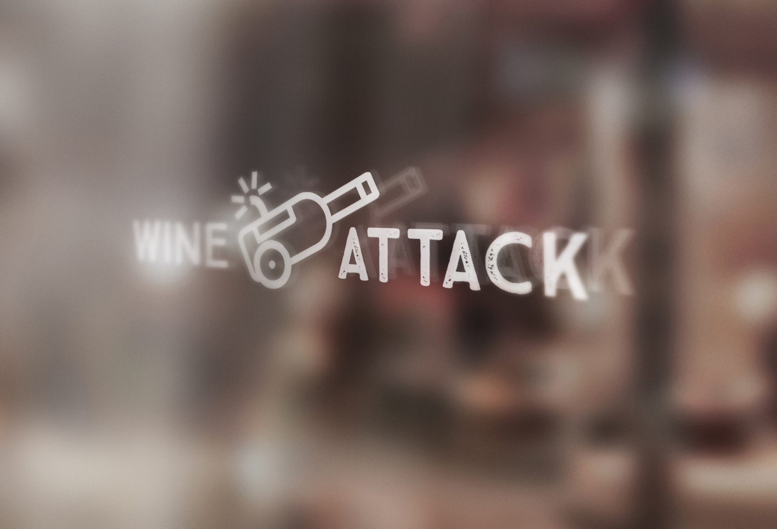El logotipo de Wine Attack aplicado como rótulo sobre el escaparate del local, en blanco y a gran tamaño.
