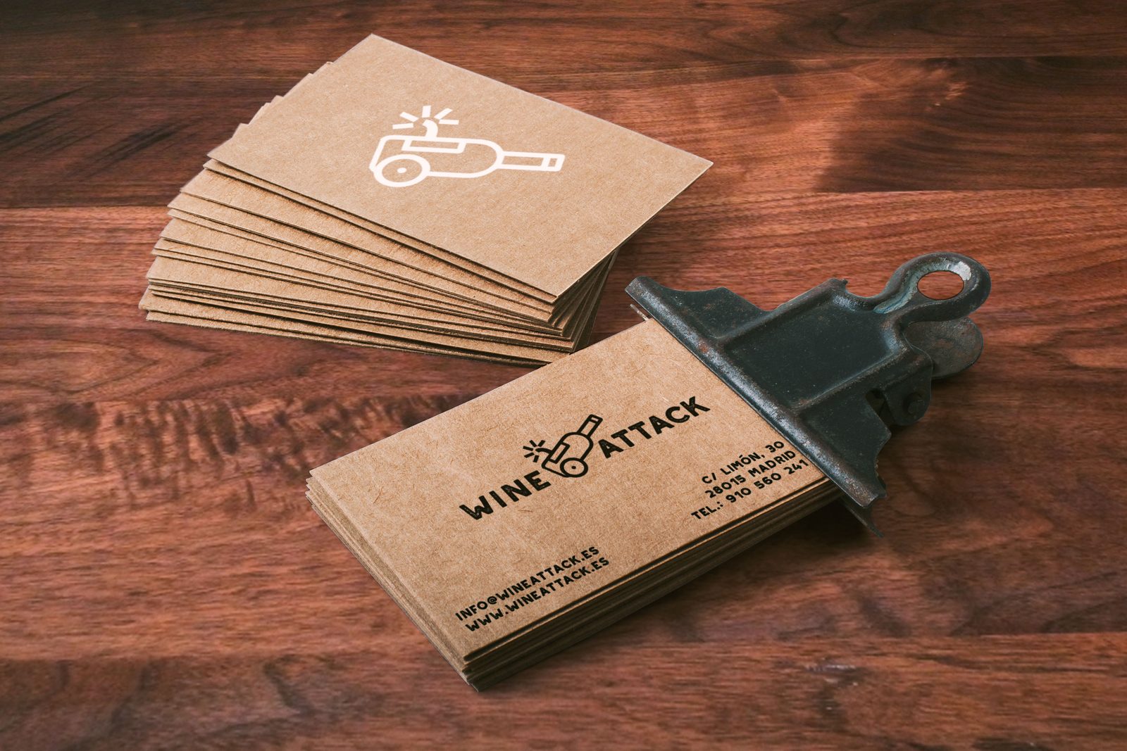 Tarjetas de Wine Attack en cartón kraft impresas en una sola tinta negra: en la cara, el logotipo con la dirección de la calle Limón; en el reverso, el correo y la web.